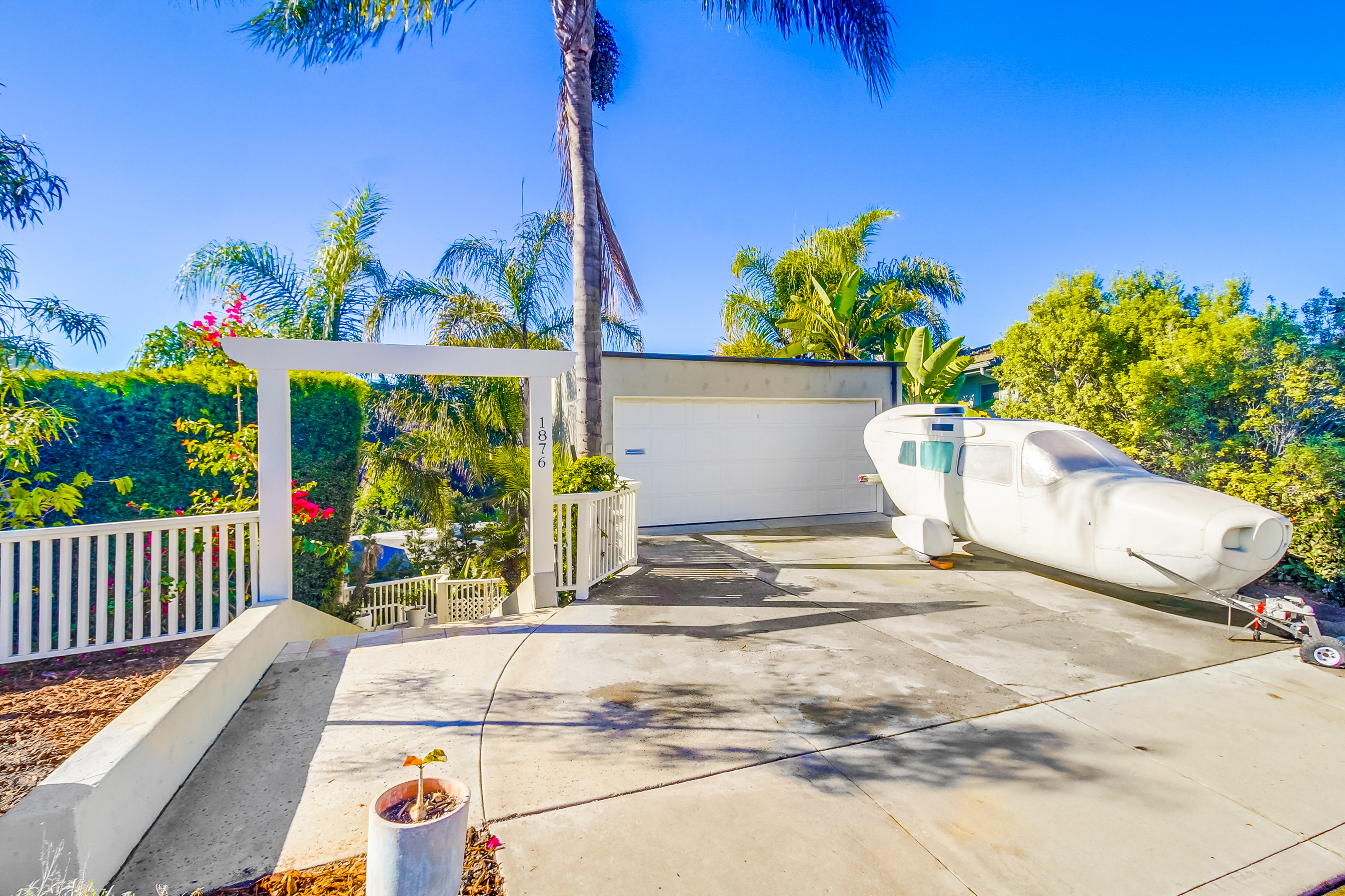 The San Diego “Waterfall House” Has An Indoor Pool In The Middle Of The Home