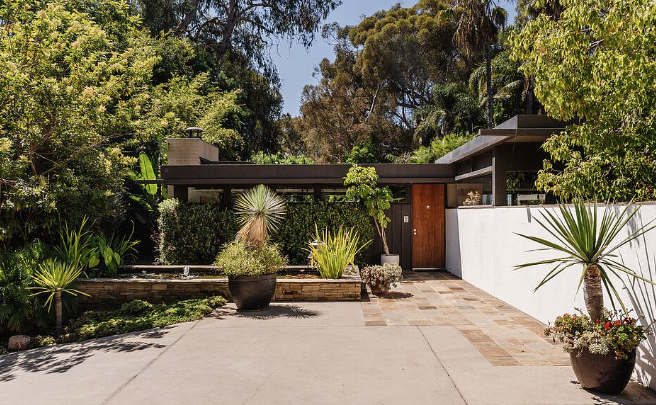 Neutra’s Timeless Mid-Century Modern Lists For $10.5m